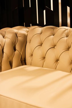 Ev dekorasyonu, iç tasarım ve lüks mobilya arka planı, kanepe ve yastık ayrıntıları.