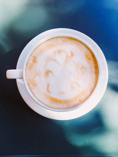 Cappuccino di luar kafe musim panas — Stok Foto