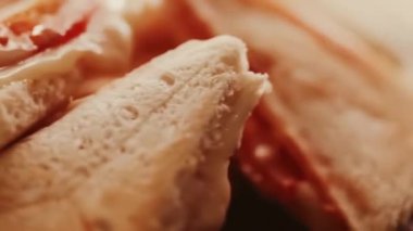 Sandviç tost makinesinde pişirilmiş sıcak üçgen peynirli sandviçler, ev yapımı konforlu yemekler.