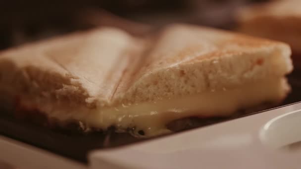 Σάντουιτς με ζεστό τριγωνικό τυρί μαγειρεμένο σε τοστιέρα σάντουιτς, σπιτικό φαγητό — Αρχείο Βίντεο