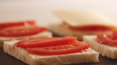 Sıcak üçgen peynirli sandviçler, ev yapımı konforlu yemekler.