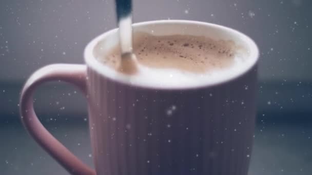 Taza con café con leche en casa en invierno, nieve y brillo de Navidad y relajante ambiente acogedor — Vídeos de Stock