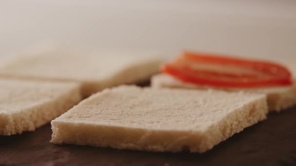 Cocinar sándwiches de queso triangular caliente, comida casera confort — Vídeo de stock