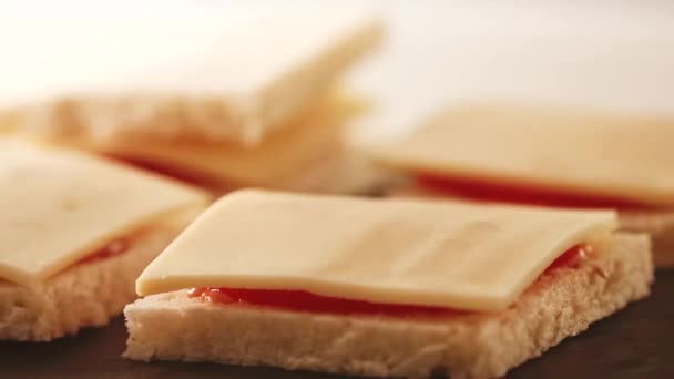Cocinar sándwiches de queso triangular caliente, comida casera confort — Vídeo de stock