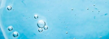 Mavi su dokusu su arka planı, doğa ve bilim konsepti, cilt kozmetik ürünleri ve hijyen makrosu kapanışı