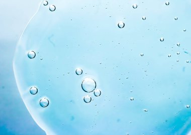 Mavi su dokusu su arka planı, doğa ve bilim konsepti, cilt kozmetik ürünleri ve hijyen makrosu kapanışı