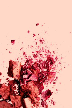 Güzellik ve makyaj düz yüz tasarımı, toz kozmetik olarak mineral organik göz farı, makyaj arka planı olarak kızartılmış veya ezilmiş kozmetik ürün