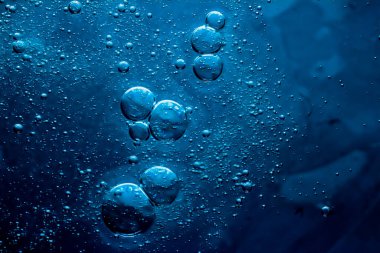 Mavi su dokusu su arka planı, doğa ve bilim konsepti, cilt kozmetik ürünleri ve hijyen makrosu kapanışı