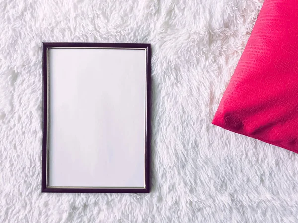 Schwarzer Holzrahmen und rosa Kissen für Print-Attrappen, luxuriöses Wohn- und Innendesign, Poster und druckbare Kunst — Stockfoto