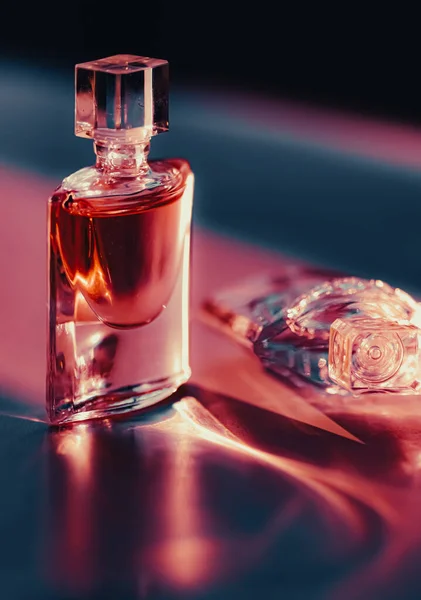 Frasco de perfume de lujo, belleza y cosméticos — Foto de Stock