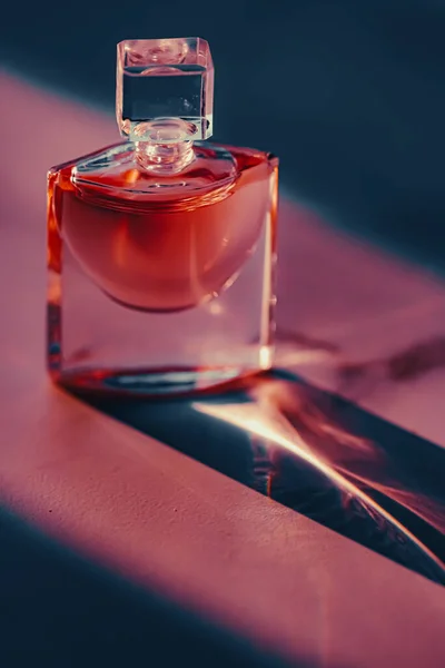 Frasco de perfume de lujo, belleza y cosméticos — Foto de Stock