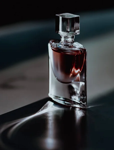 Розкішна парфумерна пляшка, краса та косметика — стокове фото