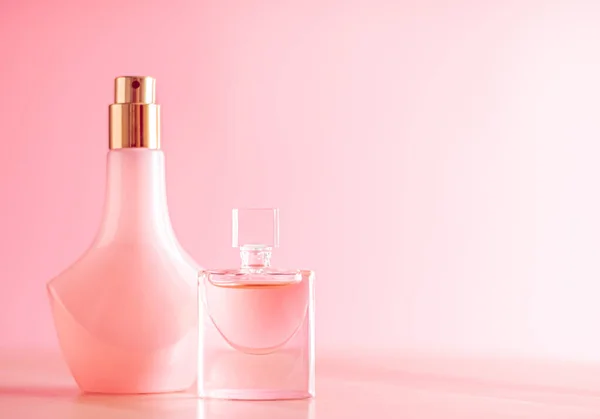 Set per la cura della pelle, profumo e trucco su sfondo rosa, bellezza di lusso e prodotti cosmetici — Foto Stock