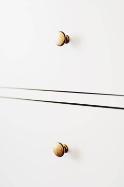 Yatak odasında beyaz elbise, mobilya ve ev dekorasyonu.