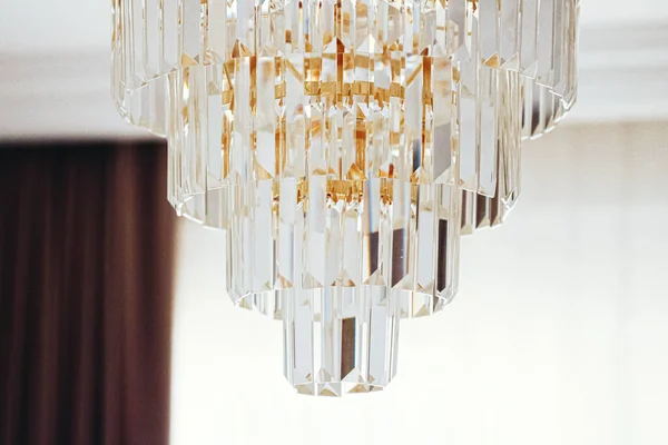 Lustre en verre cristal avec détails dorés, mobilier de luxe et concept de décoration intérieure — Photo