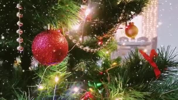 Árbol de Navidad, nieve que cae y brillo, decoraciones festivas en vacaciones de invierno en casa — Vídeos de Stock