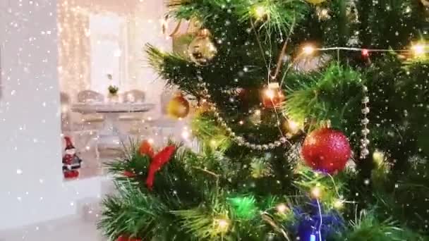 Julgran, fallande snö och glitter, festliga dekorationer på vintern semester hemma — Stockvideo