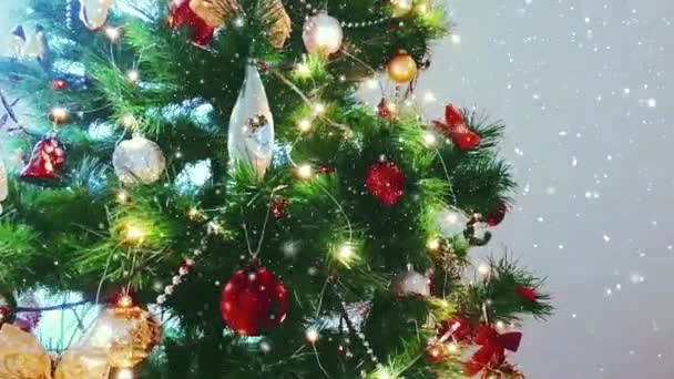 Рождественская елка, падающий снег и блестки, праздничные украшения на зимний отдых дома — стоковое видео