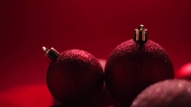 Rosso sfondo vacanze di Natale, bagattelle come decorazione invernale festiva — Video Stock