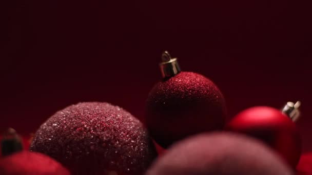 Fond de vacances de Noël rouge, boules comme décoration d'hiver festive — Video