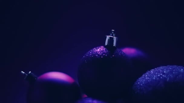 Purple fondo de las vacaciones de Navidad, adornos como decoración de invierno festivo — Vídeos de Stock