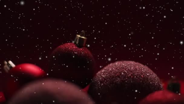 Снежные рождественские праздники фон, снег и красные безделушки в качестве праздничного украшения зимой — стоковое видео