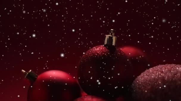 Natale innevato sfondo vacanze, neve e bagattelle rosse come decorazione invernale festiva — Video Stock