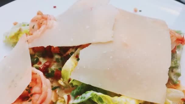 Σαλάτα Cesar με γαρίδες σε εστιατόριο — Αρχείο Βίντεο
