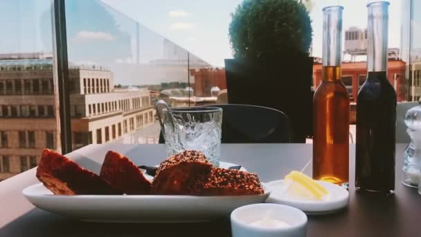 Olie, azijn flessen en brood in een restaurant buiten — Stockvideo
