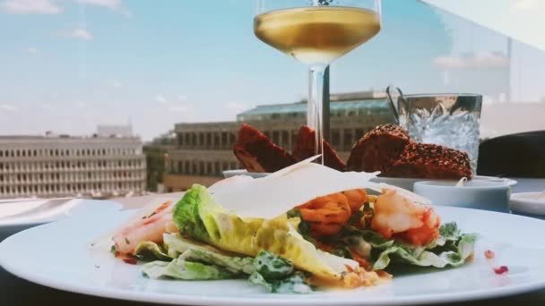 Cesar salát s krevetami v restauraci — Stock video