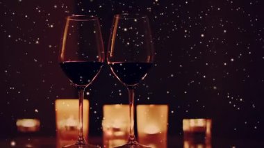 Romantik randevu gecesi geçmişi, bir kadeh şarap ve altın renkli mum.
