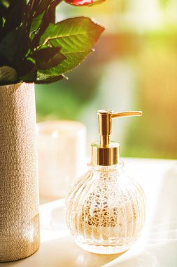 Banyo spasında sabun dağıtıcısı, ev dekorasyonu ve iç tasarım. El kremi ya da antibakteriyel sıvı temizleyici, virüs koruması ve hijyen