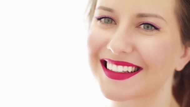 아름다운 얼굴웃는 젊은 여성의 아름다운 얼굴, 완벽 한 흰 치아 미소, 천연 화장품으로 매력적 인 화장, 스킨케어를 입고 화장을 하는 아름다운 코카서스 모델 — 비디오