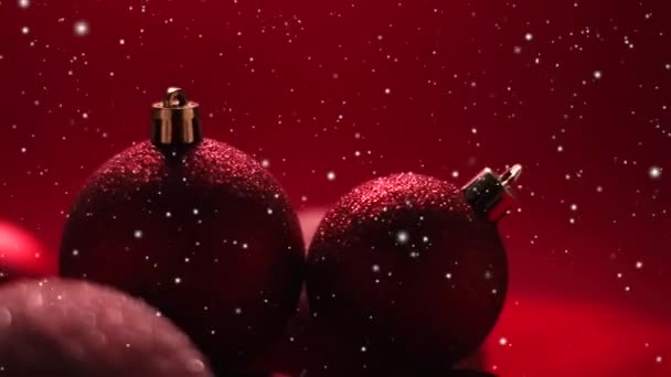 Fond de vacances de Noël enneigé, boules de neige et rouges comme décoration d'hiver festive — Video