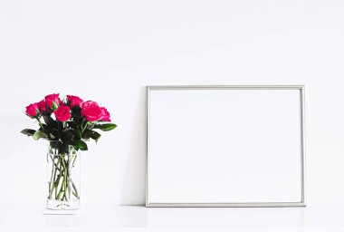 Beyaz mobilyalarda gümüş çerçeve, lüks ev dekorasyonu ve tasarım, poster baskısı ve basılabilir sanat, çevrimiçi dükkan vitrini