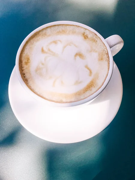 Cappuccino σε καλοκαιρινό καφέ σε εξωτερικούς χώρους — Φωτογραφία Αρχείου