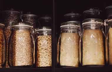 Modern ev veya apartmanda ev dekorasyonu, lüks mobilyalar ve dekorasyon ayrıntıları