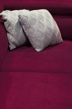 Ev dekorasyonu, iç tasarım ve lüks mobilya arka planı, kanepe ve yastık ayrıntıları.