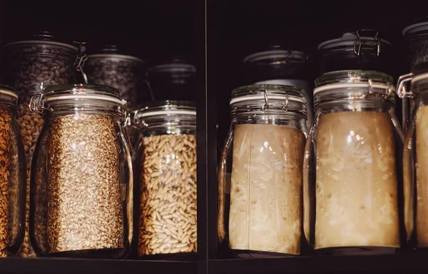 Modern ev veya apartmanda ev dekorasyonu, lüks mobilyalar ve dekorasyon ayrıntıları