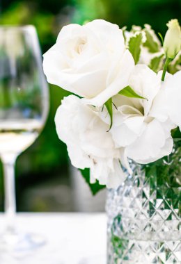 Düğün dekorasyonu, masa dekorasyonu ve çiçek güzelliği, lüks restoranda bir buket beyaz gül, yaz bahçesinden güzel çiçekler.