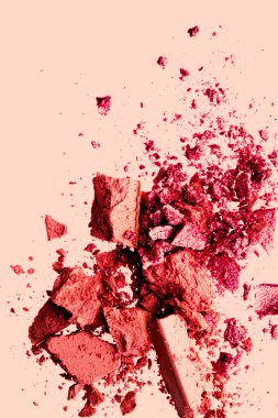 Güzellik ve makyaj düz yüz tasarımı, toz kozmetik olarak mineral organik göz farı, makyaj arka planı olarak kızartılmış veya ezilmiş kozmetik ürün