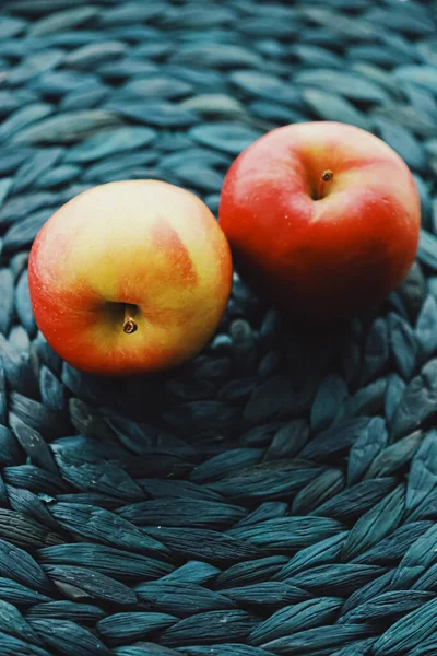 Два свежих спелых яблока, фрукты и органическая пища — стоковое фото