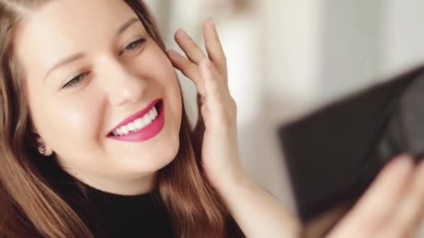 Ragyogó esti smink ötlet, arckép egy nő rózsaszín rúzs smink, női szépség vlogger, francia elegáns stílus, make-up és kozmetikai termék — Stock videók