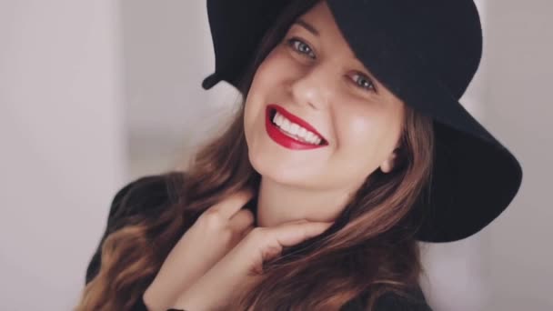 Стиль і аксесуари французького стилю, парижанка в стильно-чорному капелюсі, що видає і посміхається, красива модель євро каукасіана, витончений і модний ретро. — стокове відео