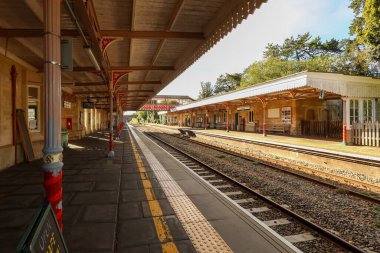 Rayları ve binaları olan klasik tren istasyonu platformu, seyahat, bekleme ve nostalji. Kemble tren istasyonu, Gloucestershire, İngiltere