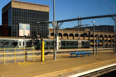 Mimari ve toplu taşıma altyapısının inşa edildiği modern bir şehir tren istasyonu platformunda duran tren