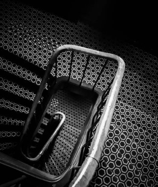 Siyah ve beyaz sarmal merdivenler basamaklarda ve zeminde tekrarlanan altıgen deseni gösteriyor ve güçlü bir grafik tasarımı yaratıyor. Paris, Fransa