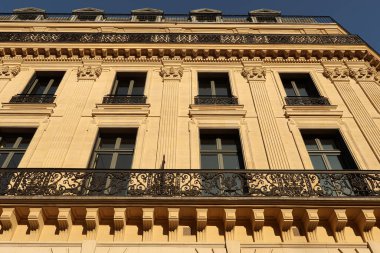 Haussmannian bina cephesi karmaşık demircilik balkonları, dekoratif pencereler ve Paris 'te klasik mimari. Paris, Fransa