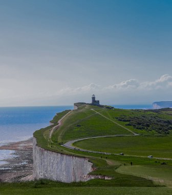 Belle Tout deniz feneri engin İngiliz Kanalı 'na bakan dramatik bir uçurumdan rehberlik ediyor. Doğu Sussex kırsal bölgesi, İngiltere