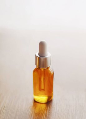 Cilt, güzellik, doğal kozmetik, serum ya da temel yağ uygulaması içeren altın sıvıyla dolu bir şişe.
